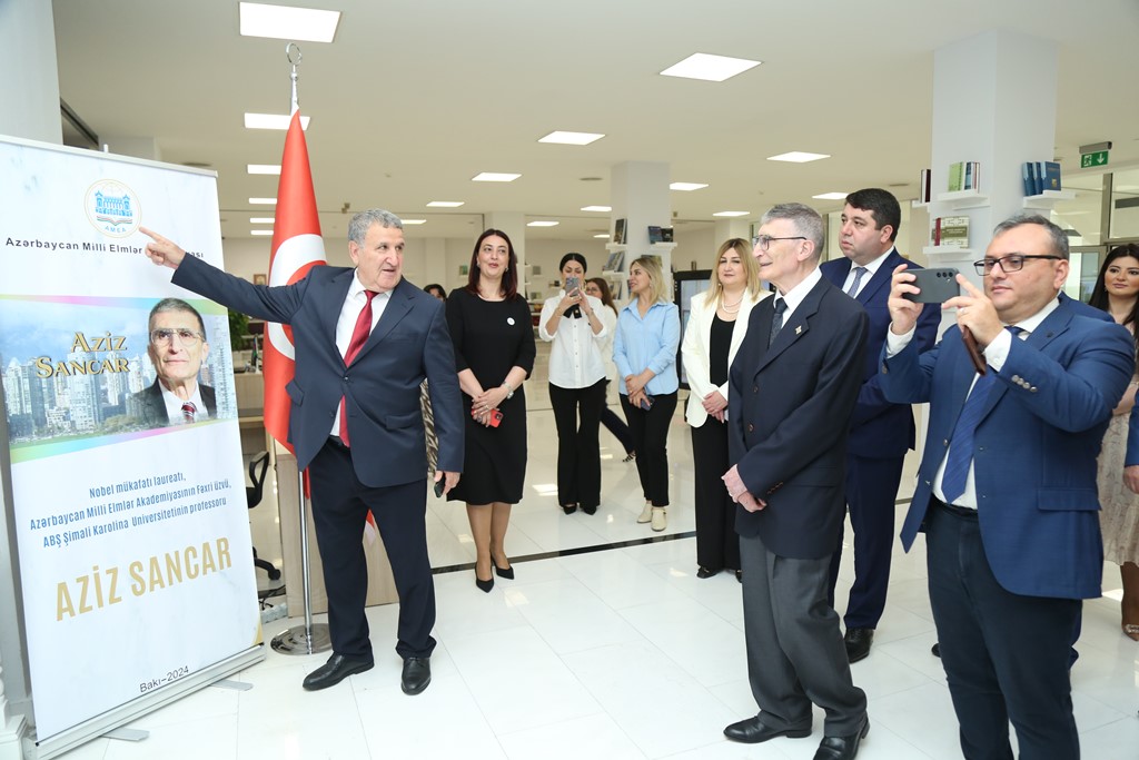 "Nobel mükafatı laureatı Əziz Sancar Mərkəzi Elmi Kitabxanada olub"