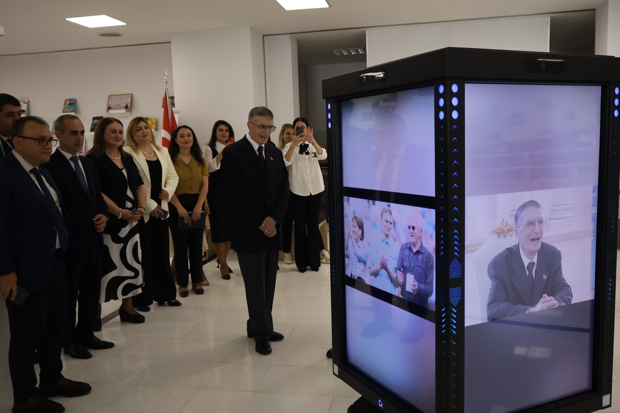 "Nobel mükafatı laureatı Əziz Sancar Mərkəzi Elmi Kitabxanada olub"