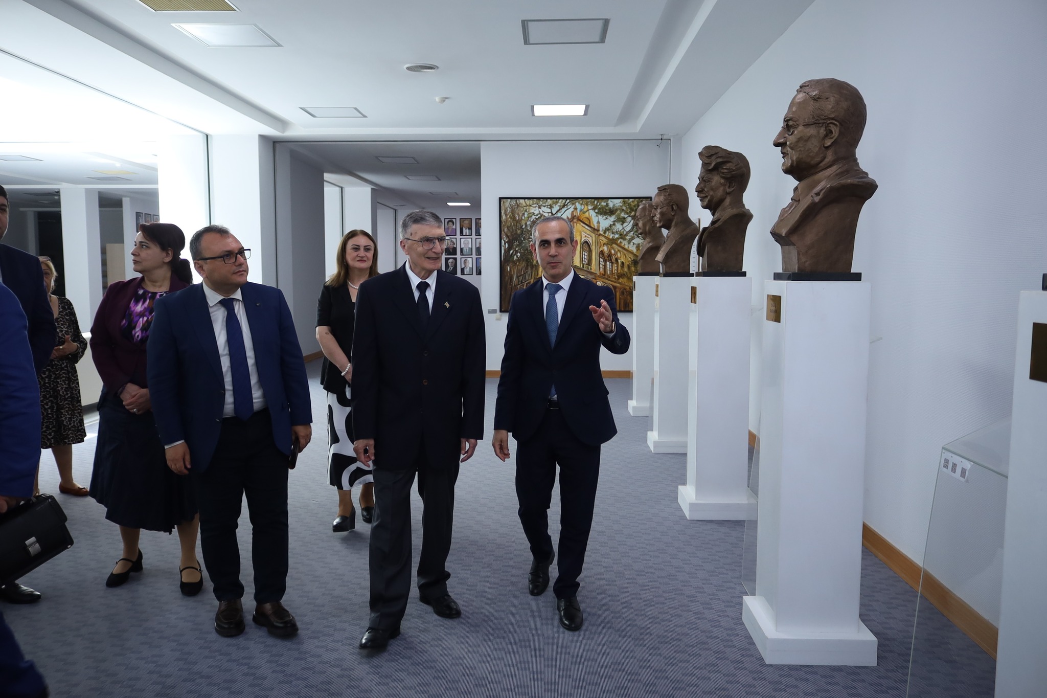 "Nobel mükafatı laureatı Əziz Sancar Mərkəzi Elmi Kitabxanada olub"