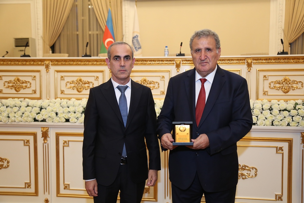 MEK-in direktoru, şəhid qardaşı Hüseyn Hüseynova xatirə nişanı təqdim edilib