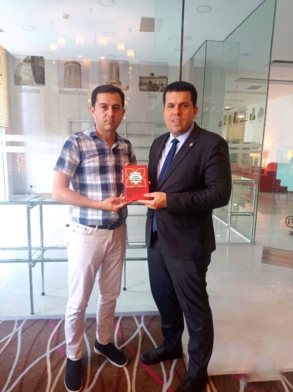 "Mərkəzi Elmi Kitabxana Aziz Kliment Ohrili Milli Kitabaxanasına kitablar hədiyyə edib"